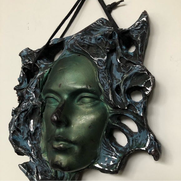 🕊 Heavy Resin Face Sculpture